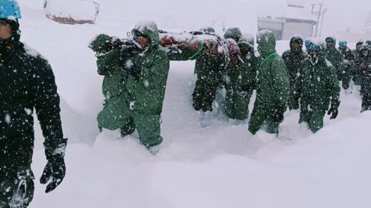 উত্তরাখণ্ডে তুষারধস চলছে যুদ্ধকালীন উদ্ধারকাজ