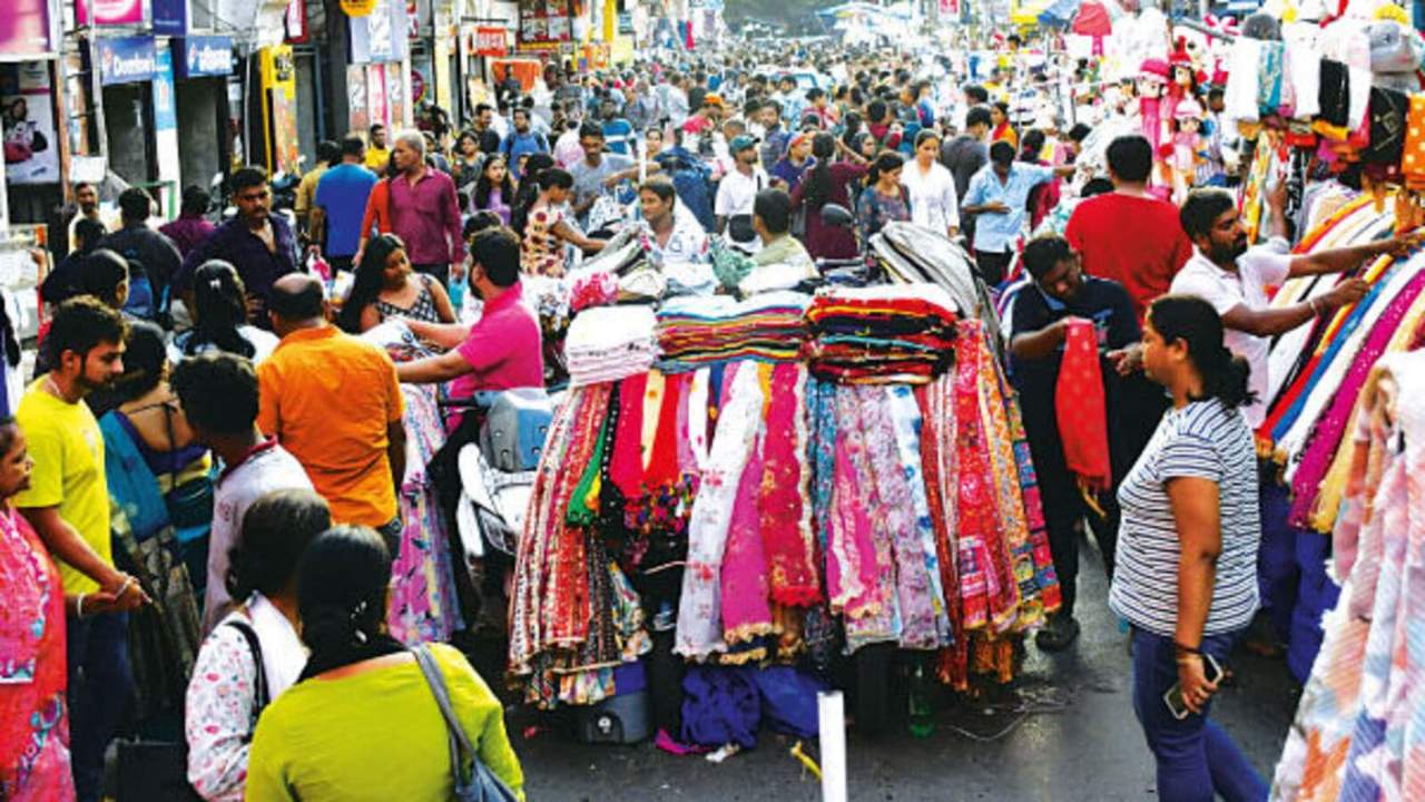 নিউ মার্কেটে বেআইনি হকারদের দাপট