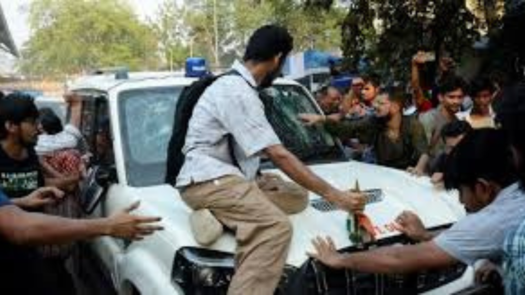 শিক্ষামন্ত্রীর গাড়ি নিয়ে বিতর্ক! যাদবপুরে ছাত্র আহত