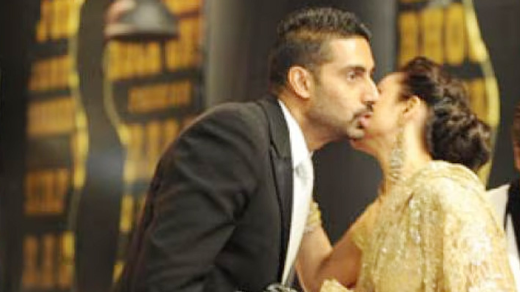 মঞ্চে অভিষেককে বুকে টানলেন রেখা!