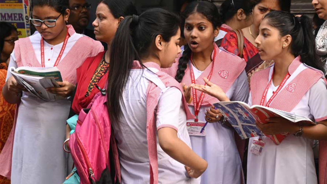 উচ্চ মাধ্যমিকের তৃতীয় সিমেস্টারের পড়ুয়ারা কি সময়মতো বই পাবে?