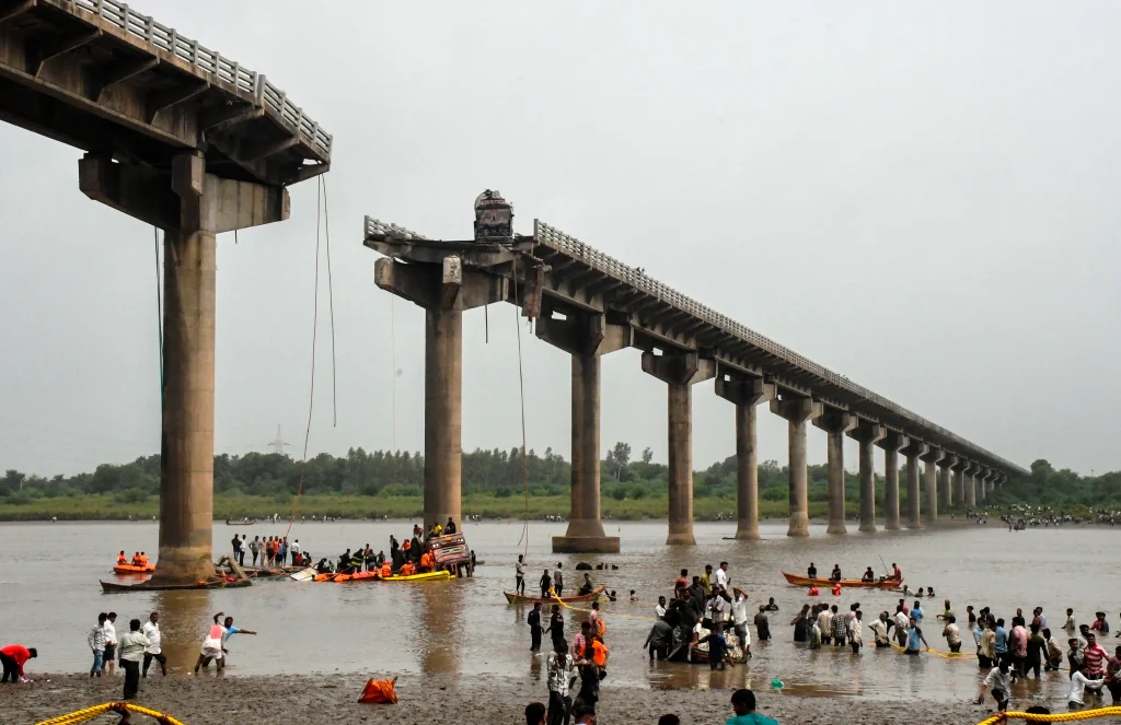 মহীসাগর নদীতে গাড়ি তলিয়ে মৃত্যু ১১ জনের