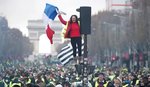 protests against macron rock france