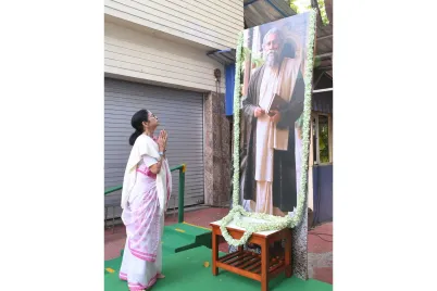 1778333681_Mamata_bows_to_Tagore.webp