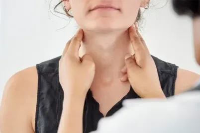 Doctor-checking-thyroid-1423538926-Blog-MainArticleImage-e1748278870570.webp
