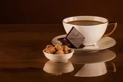 English-Breakfast-Tea-With-Lindt-Chocolate-464x356-1-e1747938258322.webp