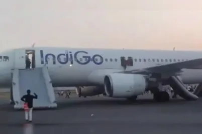 indigo-flight-bomb-threat-bomb-threat-on-delhi-to-varanasi-indigo-flight-passengers-evacuated-investigation-underway.webp
